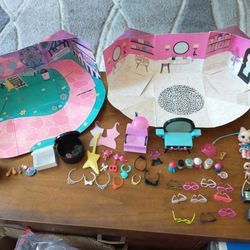 Lol Surprise 60 piece lot 6 dolls, many accessories & 2 fold out playsets
1 doll neck has broken but head still stays on if played with lightly