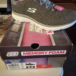 Skechers W9.5 slip Ons