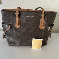 New Michael Kors Purse Would Make A Great Valentine’s Day Gift