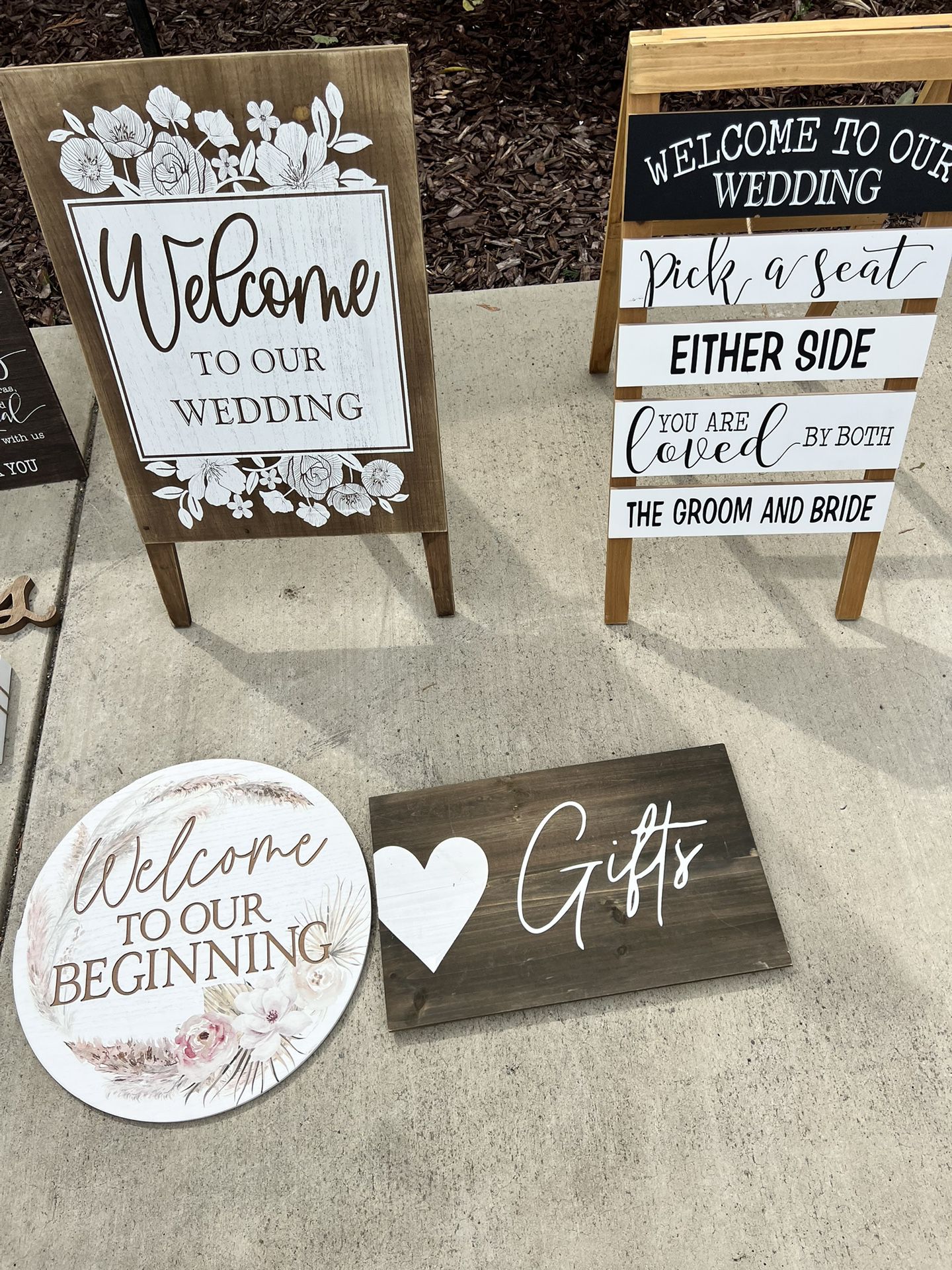 Wedding Signs And Flower Baskets 