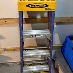 Werner OBEL04 4-ft Fiberglass Step Ladder 375 lb Single-Sided JobStation – “Old Blue”