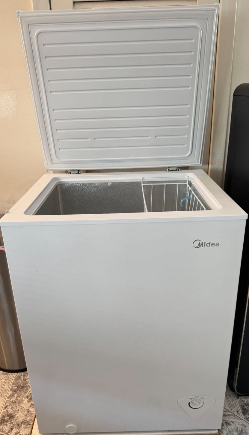 Midea MERC04C4BAWW 3.5 Cubic Feet Chest Freezer, Cu.ft-Convertible, White