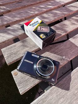 Vintage Samsung Y2K digicam
