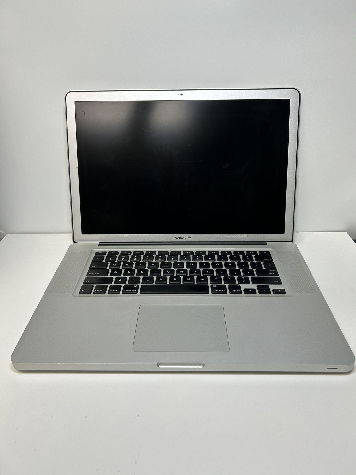 MacBook Pro (15 Inch, Early 2011) High Res Anti-glare Screen, A1286 with Intel Core i7 2.2GHz, 4gb Ram, 1 TB SATA HD. With box and Power Adapter