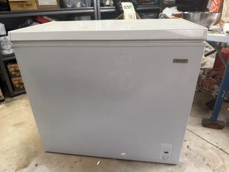 Chest Freezer - free standing, works perfectly!