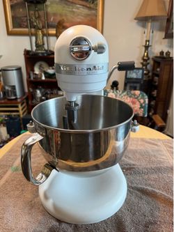 KitchenAid Professional 600 Series stand mixer.