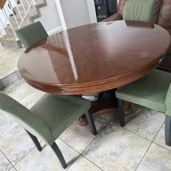 Round Dining Room Table/Chairs