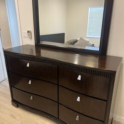 Queen Bedroom Set, Dresser, Mirror 2 Nightstand 