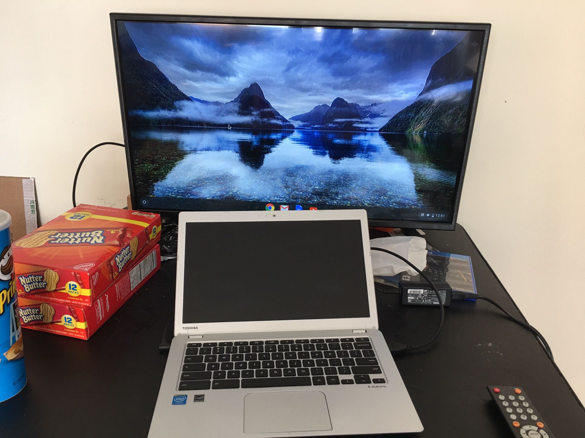 Toshiba Chromebook 2 (all parts work well except that the lcd back-light doesn’t work, so the screen is very dark. Therefore I connect it to a monitor