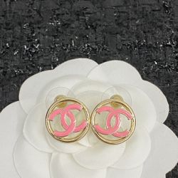 A classic women's earrings