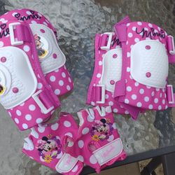 Minnie Mouse Glove And Pads