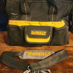DeWalt 33 pocket 16" tool bag (PIN634)
