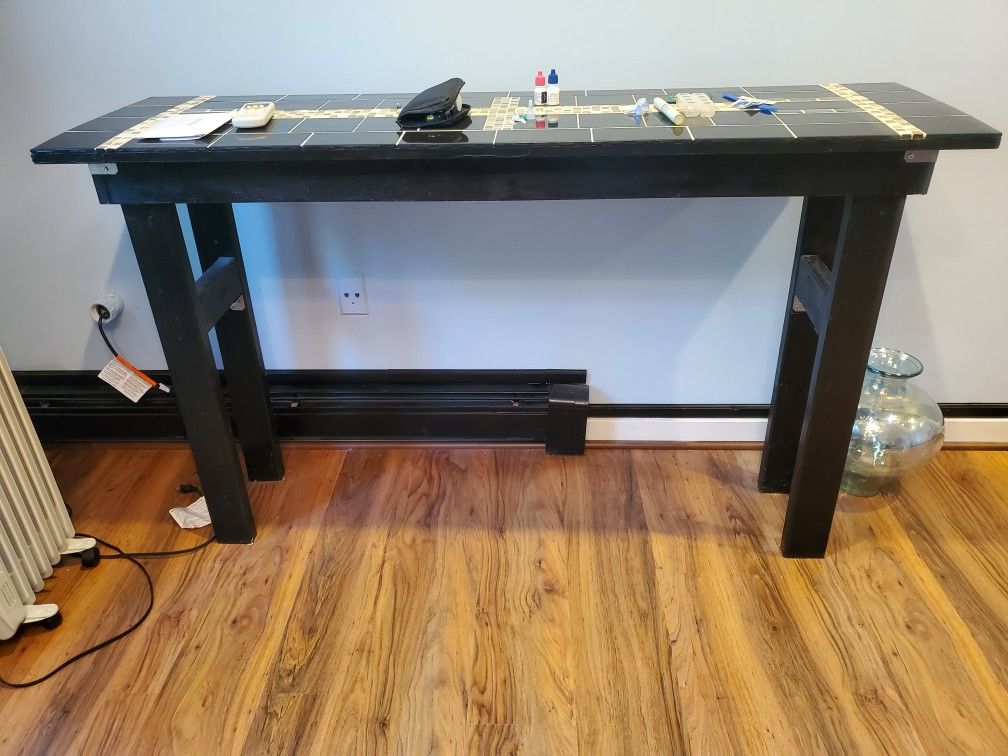 Slender table/TV stand