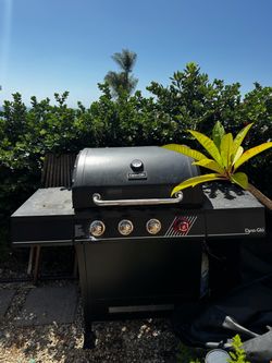Dyna-Glo BBQ Grill | Propane Gas | 4-burner in matte black