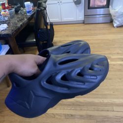 Black Slip On Clogs 🖤