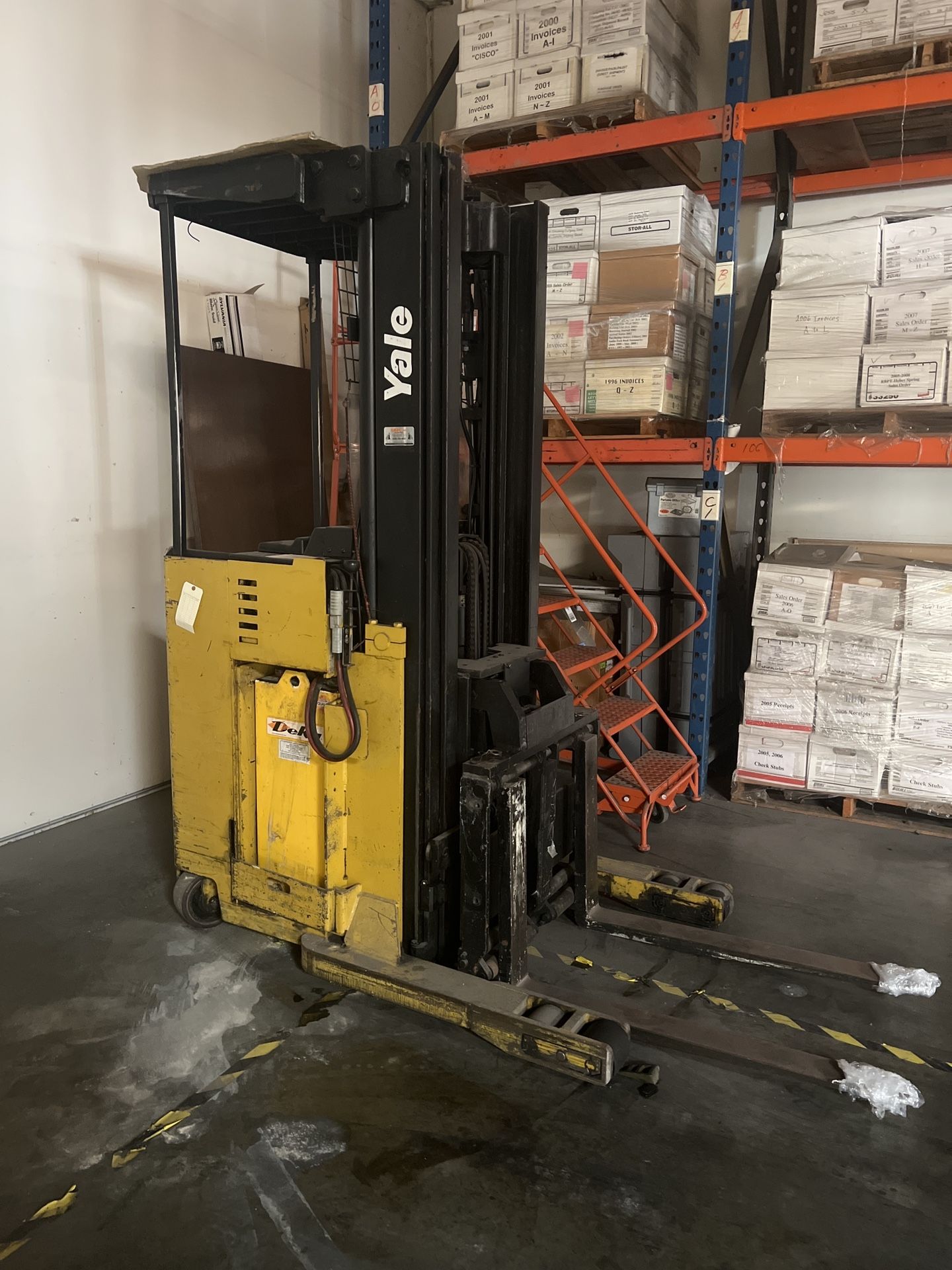 Yale Electric standing forklift (needs Battery)