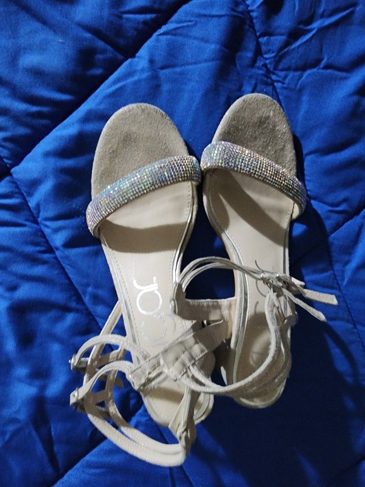 Really nice gold heels In good condition