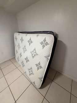 Full size mattress and box spring set