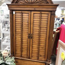 Beautiful Armoire For Sale ( Deliver Available)