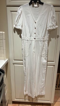LC Lauren Conrad Size M ivory white Jumper has front pockets