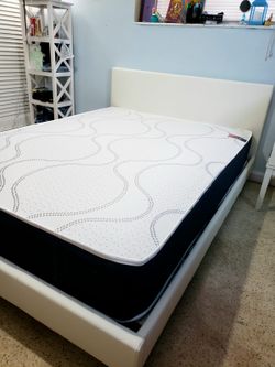 NEW Queen-Size MATTRESS and BOX SPRING. Bed frame not included👍