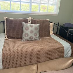 Twin daybed with trundle