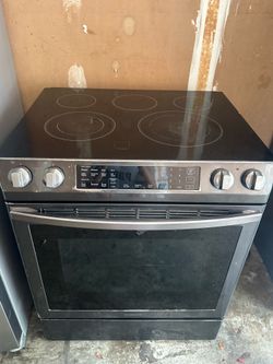 Samsung 30” Electric Glass Top Range/Stove – Excellent Condition – Works Great!
