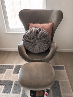 Egg chair for sale located in Glendora