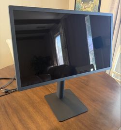 LG UltraFine 24” 4K USB-C Thunderbolt Monitor for MacBook (24MD4KL-B)
