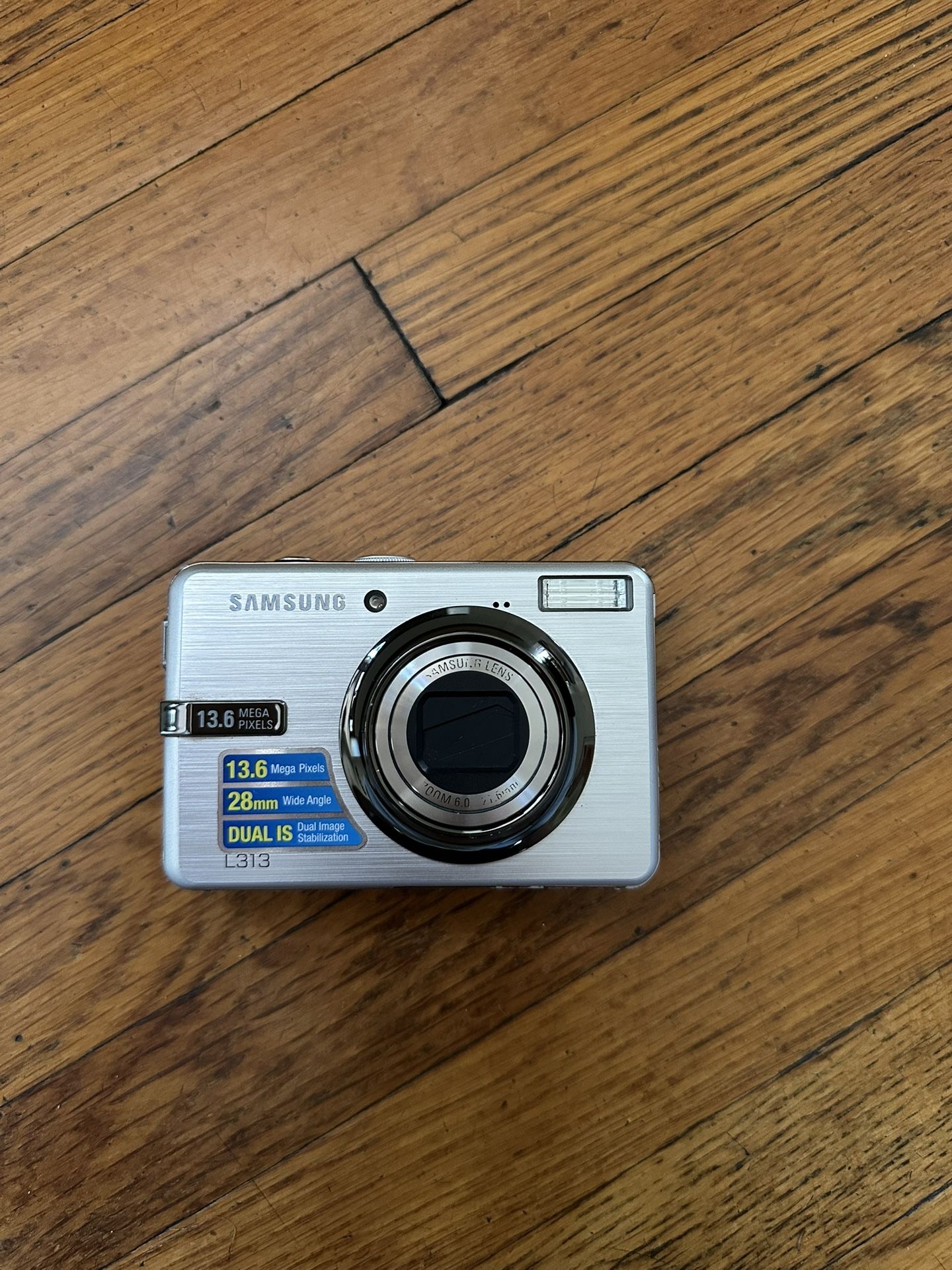 SAMSUNG L313 digital camera / SD card & battery operated