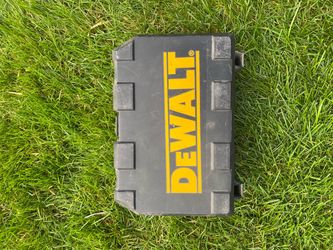 DeWalt 1/4 Sheet Palm Sander - Corded - With Case & Extra Sandpaper