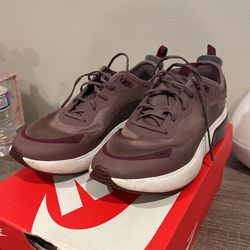 Size 7 w Nike Air Max