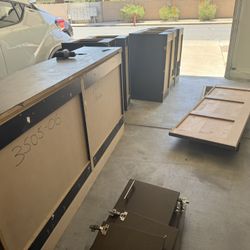 Free Cabinets Good Conditions 