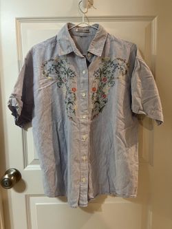 Size L/XL Maggie & Max Light Blue Pinstriped Button Down T-Shirt with Floral Embroidery