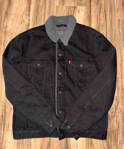 New men’s size medium Levi’s Sherpa jacket