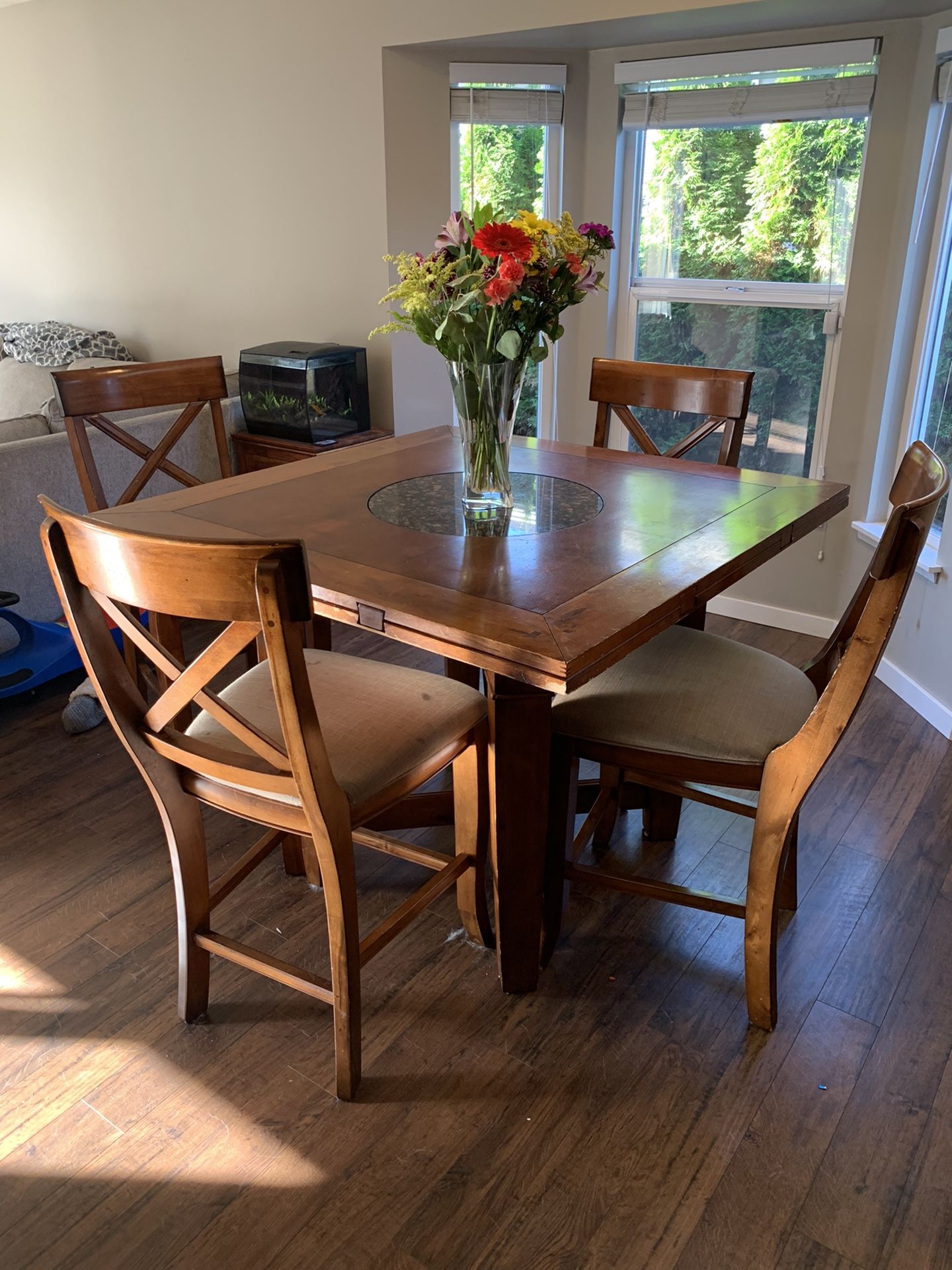 Dining Room Table w/ 6 Chairs