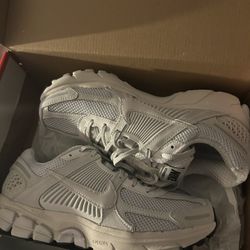 Nike Zoom Vomero 5 Trainers In Grey Size 9 In Women’s 7.5 In Men’s Some One Gifted These To Me I Did Not Like The Color. Haven’t Been Worn. 