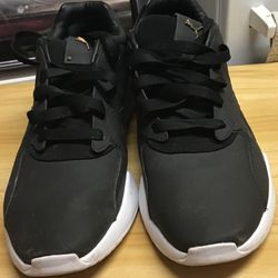 Men’s Black pumas 8.5