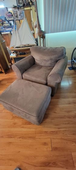Single Sofa with Ottoman