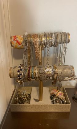 Taburete para poner cadenas,arete, anillos