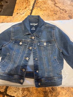 Classic denim jacket in a medium blue wash. Front button closure with metal buttons. Two chest flap pockets and side hand pockets. Straight hem and co