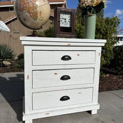 Rustic White Solid Distressed Wood Dresser Chest of Drawers Furniture Excellent Condition