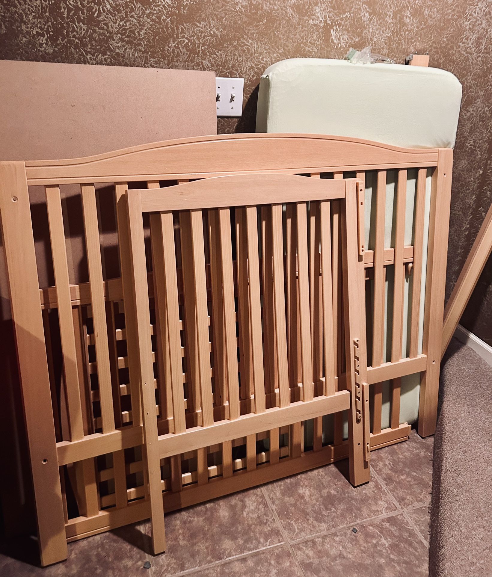 Crib (Delta 5 in One) with Mattress - Easy Assembly! Free Baby Gate