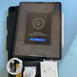 Apple IPad Pro 12.9” 4th Generation (2020 Model/ Face ID/Liquid Retina) 256GB with pen, keyboard & Accessories 