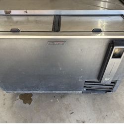  TRUE Commercial Bottle Cooler / Beer Fridge – Sliding Top