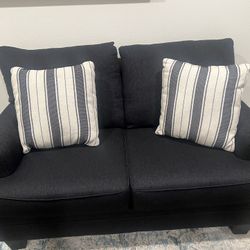 Like New Living Room Sofa And Loveseat Set!!
