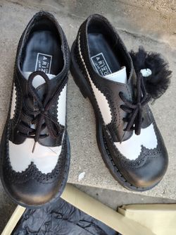 Women's Black and White Size 7.5 Shoes