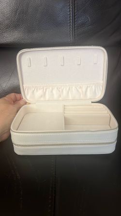 Jewelry case preowned like new