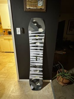 151 All mountain snowboard Ride Twinpig excellent condition .