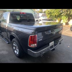 2009–2022 Ram 1500 w/ 5.7 ft Hard Tonneau Bed Cover – Great Condition With Parts 